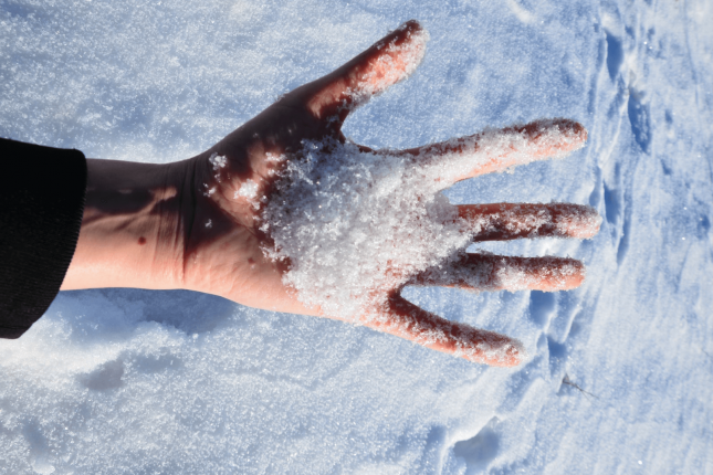 Riconoscere la dermatite (eczema) da freddo e curarla