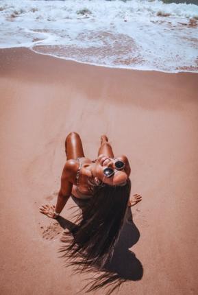 donna si abbronza al mare