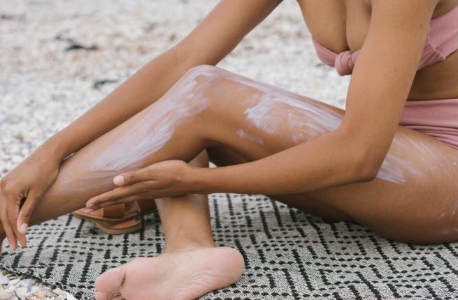 Protezione solare gambe donna